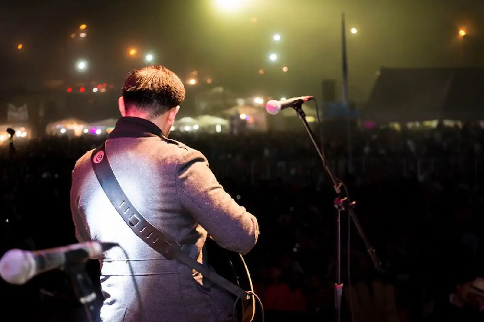 Víctor Toledo en escenario junto a músicos