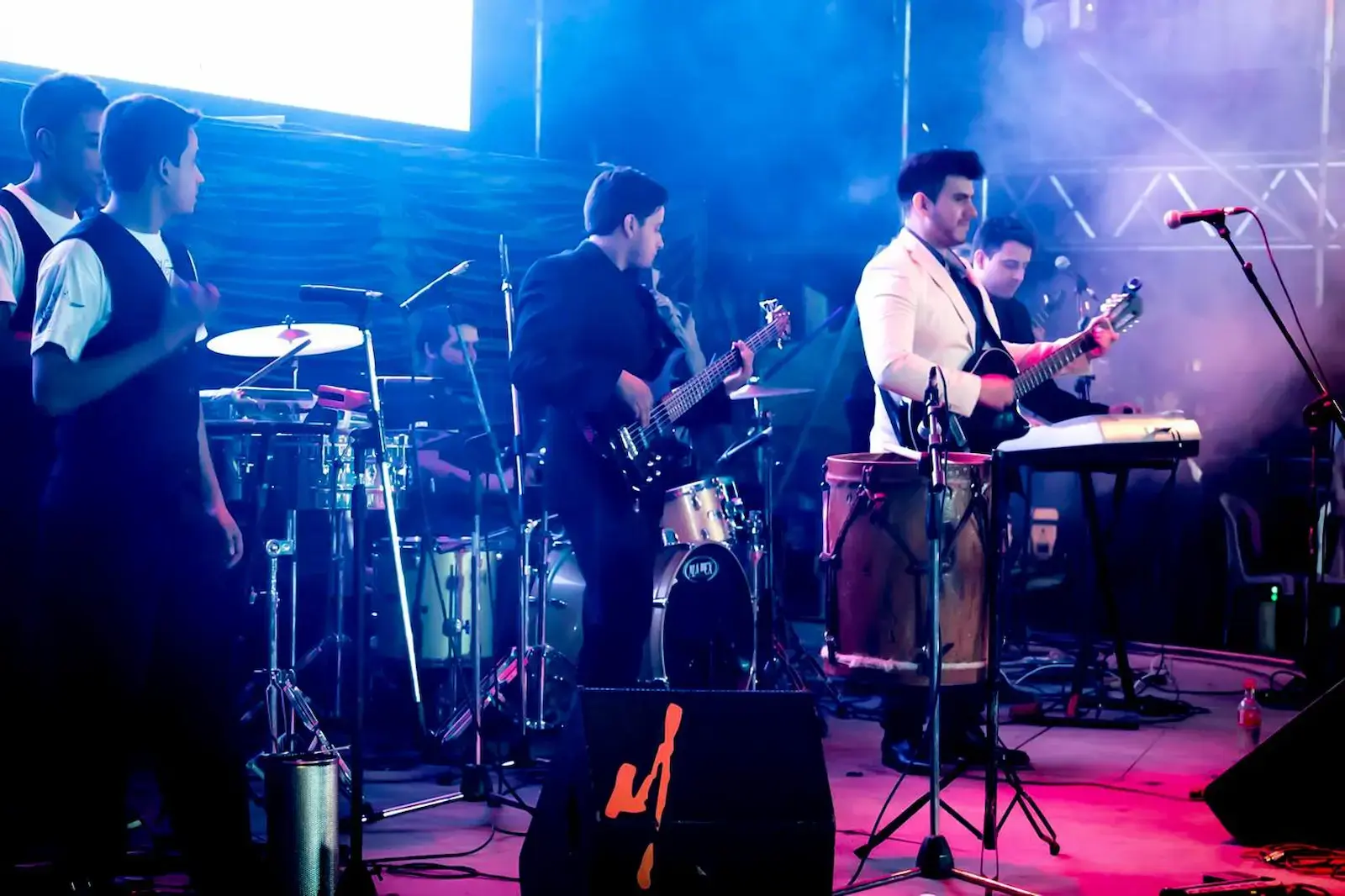 Escenario con luces y pantalla