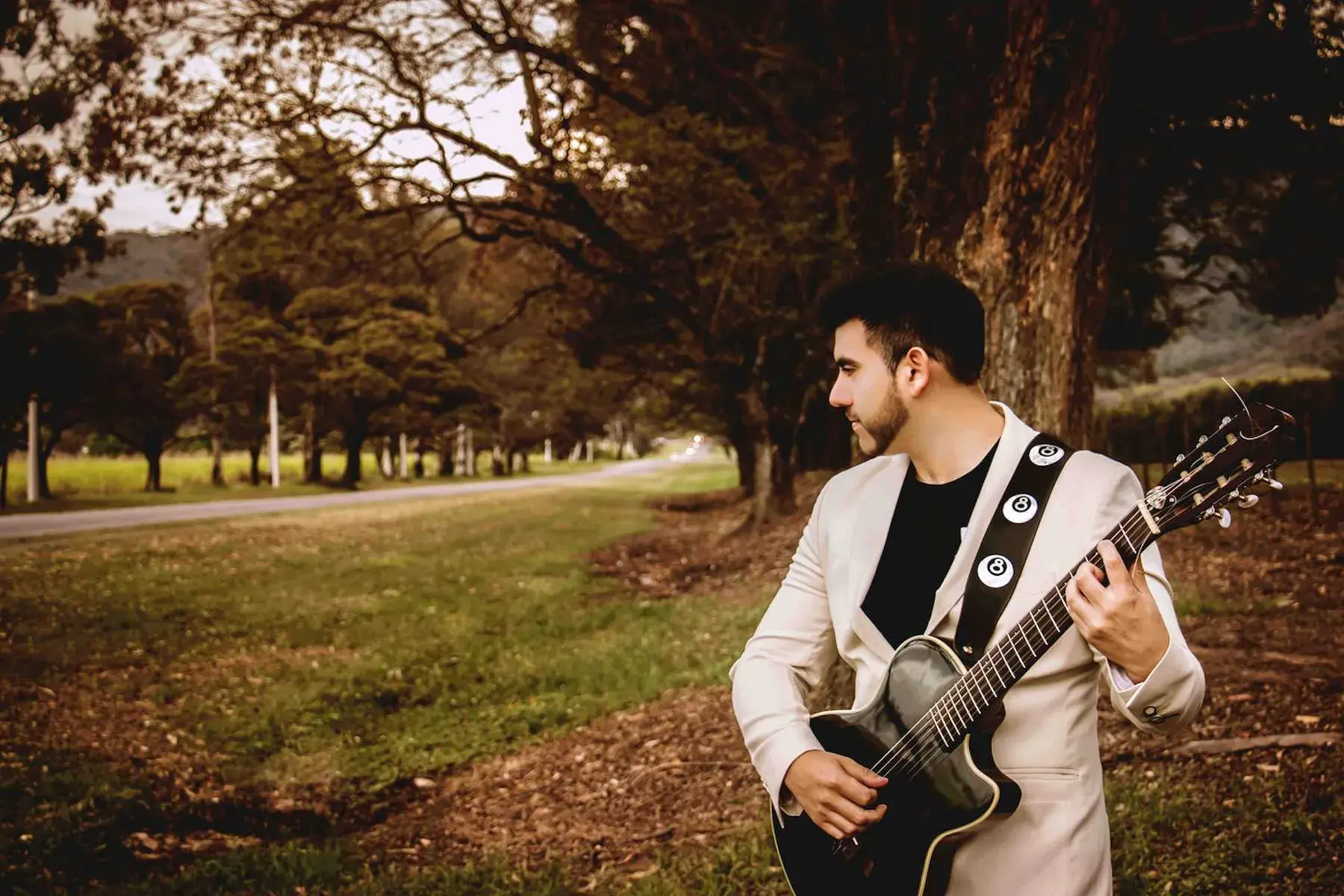Víctor Toledo interpretando música sobre escenario
