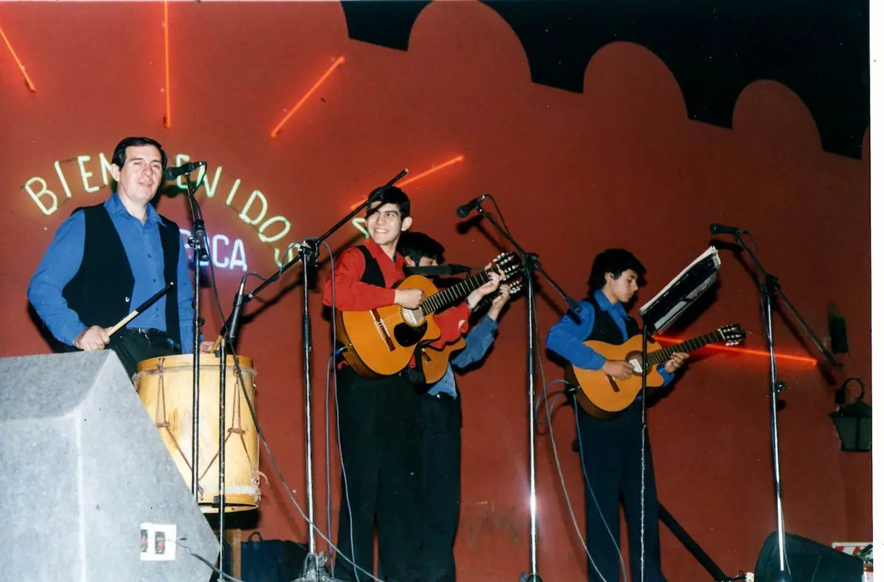 Víctor Toledo en un momento de producción musical