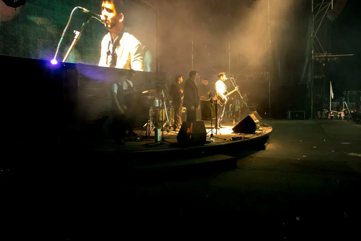 Víctor Toledo en un escenario íntimo con guitarra