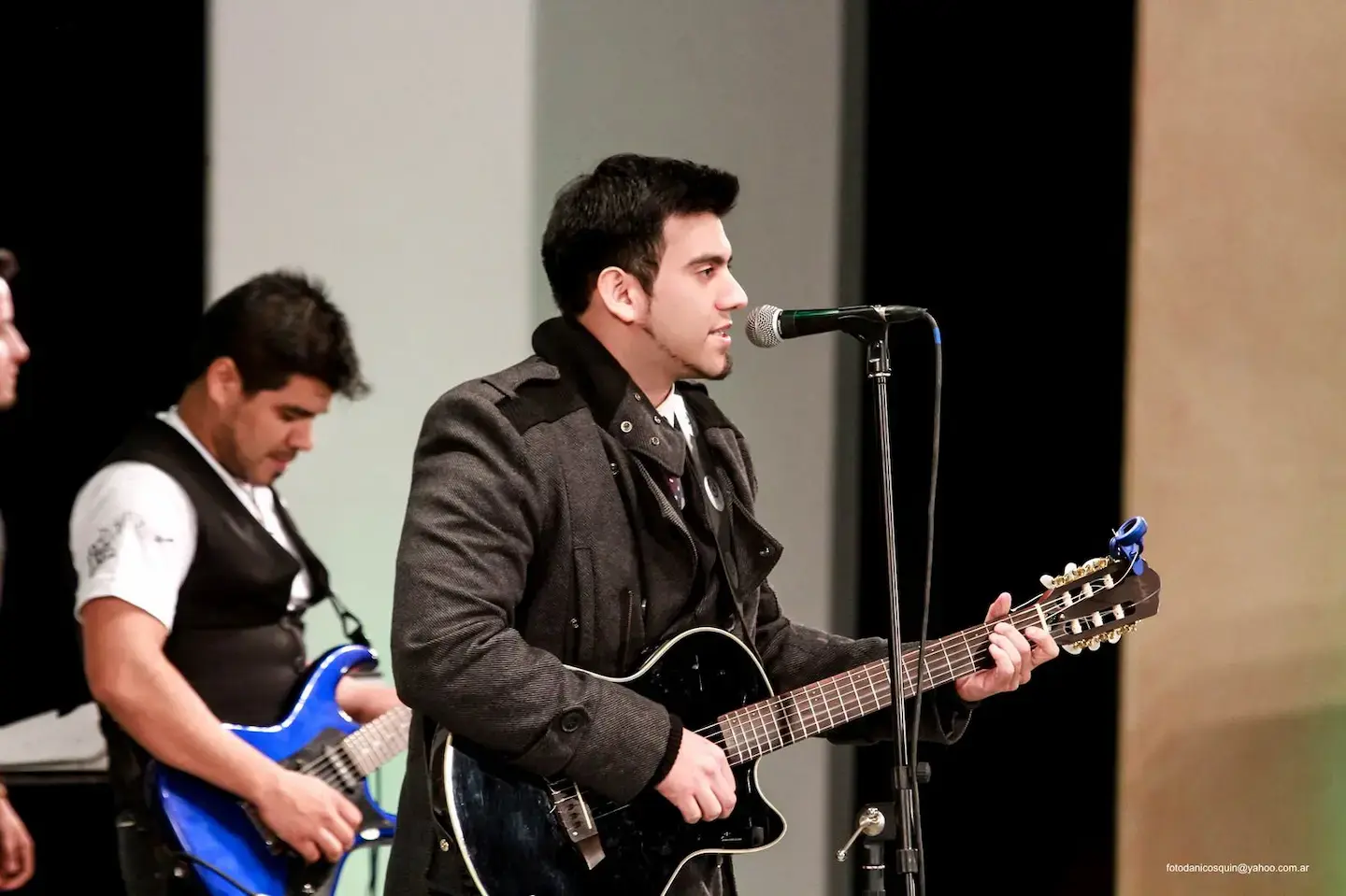 Víctor Toledo en escena con luces cálidas