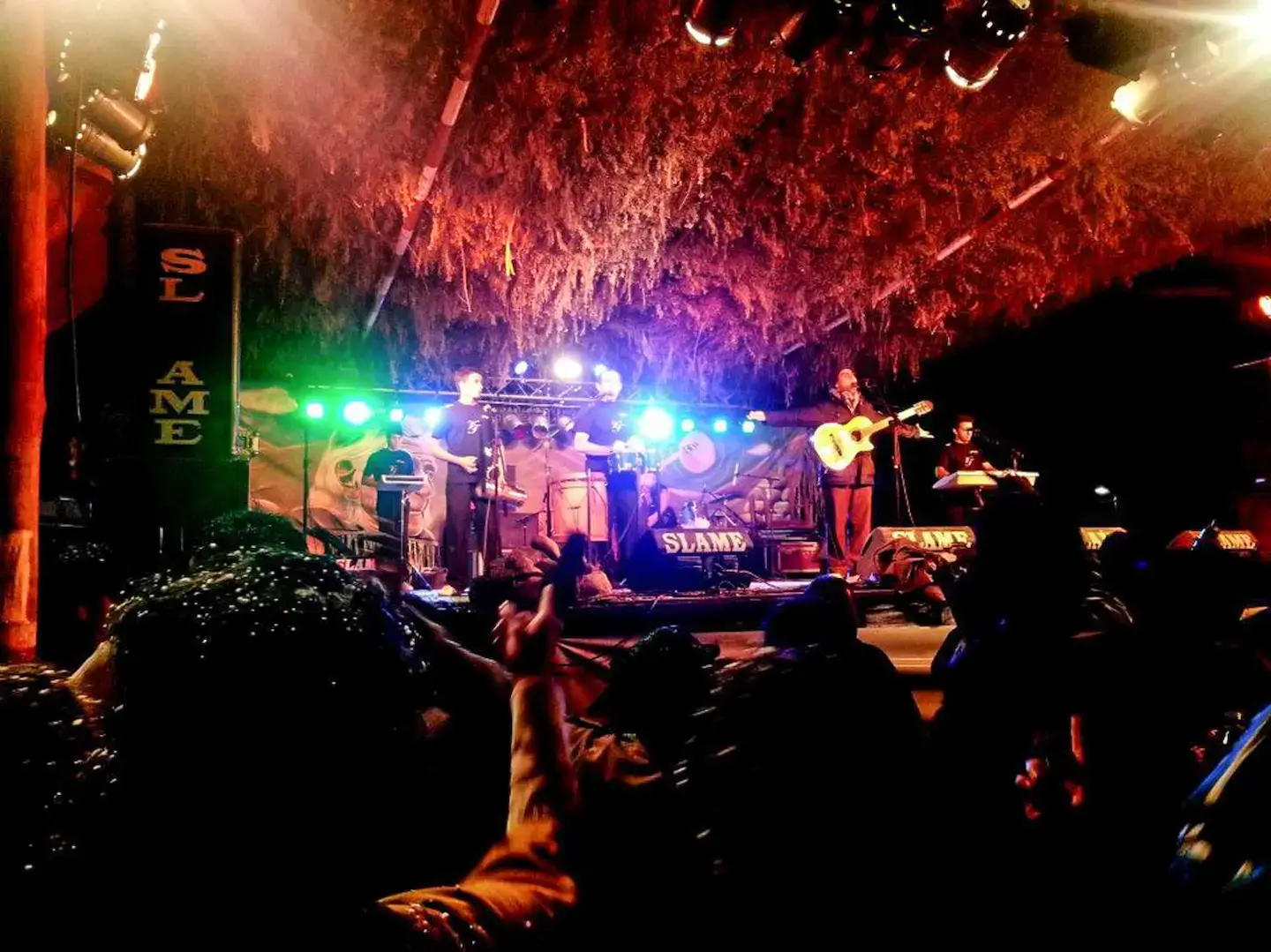 Víctor Toledo junto a músicos en una producción en vivo