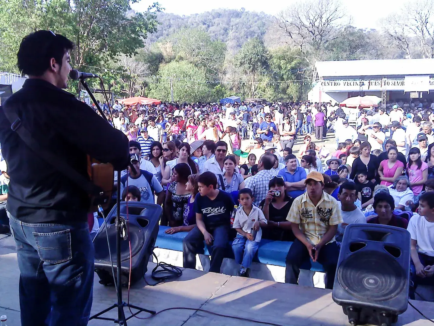 Víctor Toledo compartiendo música en escenario