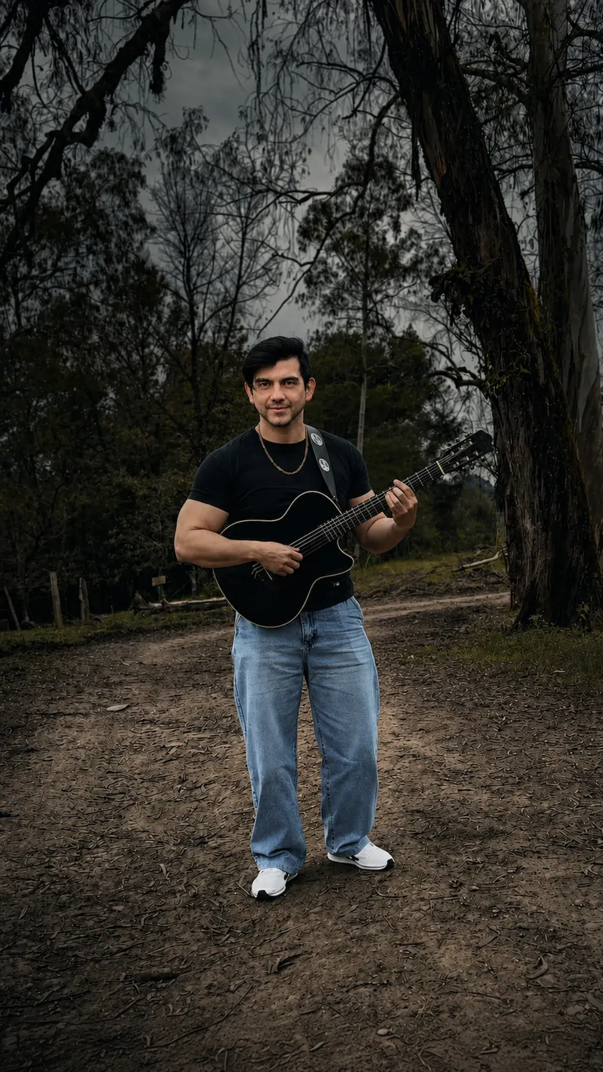 Víctor Toledo con guitarra en paisaje natural